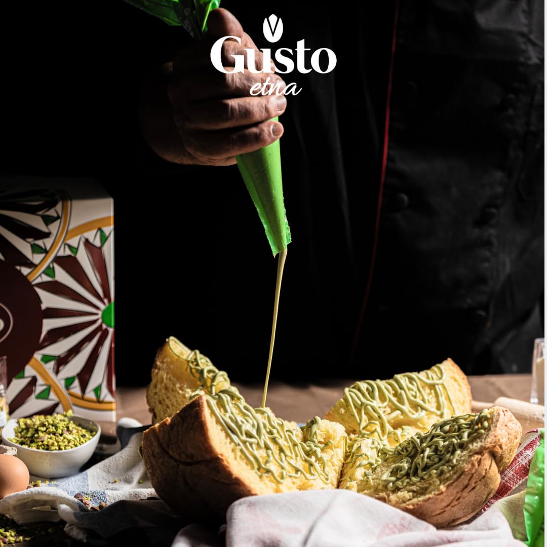Chef piping creamy pistachio butter over sliced panettone, surrounded by pistachios and Gusto Etna gift box in the background.