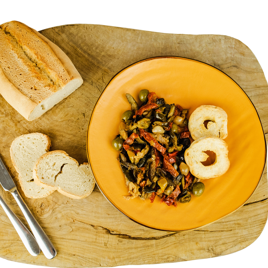 Ingredients: sunflower oil, egg-plant, zucchini, peppers, sun-dried tomatoes, pitted black and green olives*, small onions, semi-dried tomatoes, spicy sauce (pepper, dried paprika, dried chili pepper, dried parsley, dehydrated garlic), water, wine vinegar, sea salt, sugar, dried parsley, dehydrated garlic, dried chili pepper.