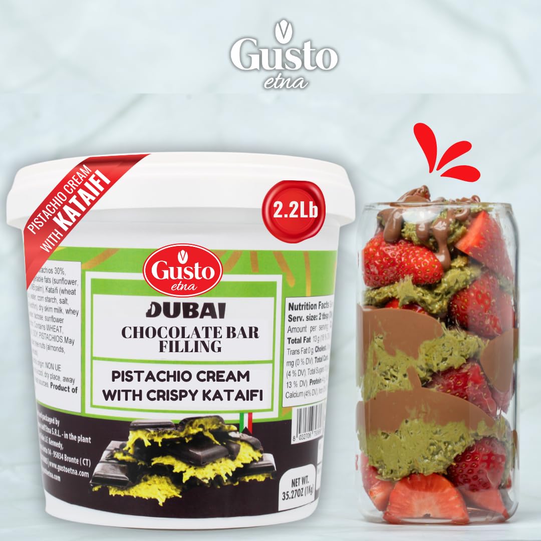 Gusto Etna Dubai Chocolate Bar Filling tub next to a layered dessert jar with fresh strawberries, pistachio cream with kataifi, and drizzled chocolate.