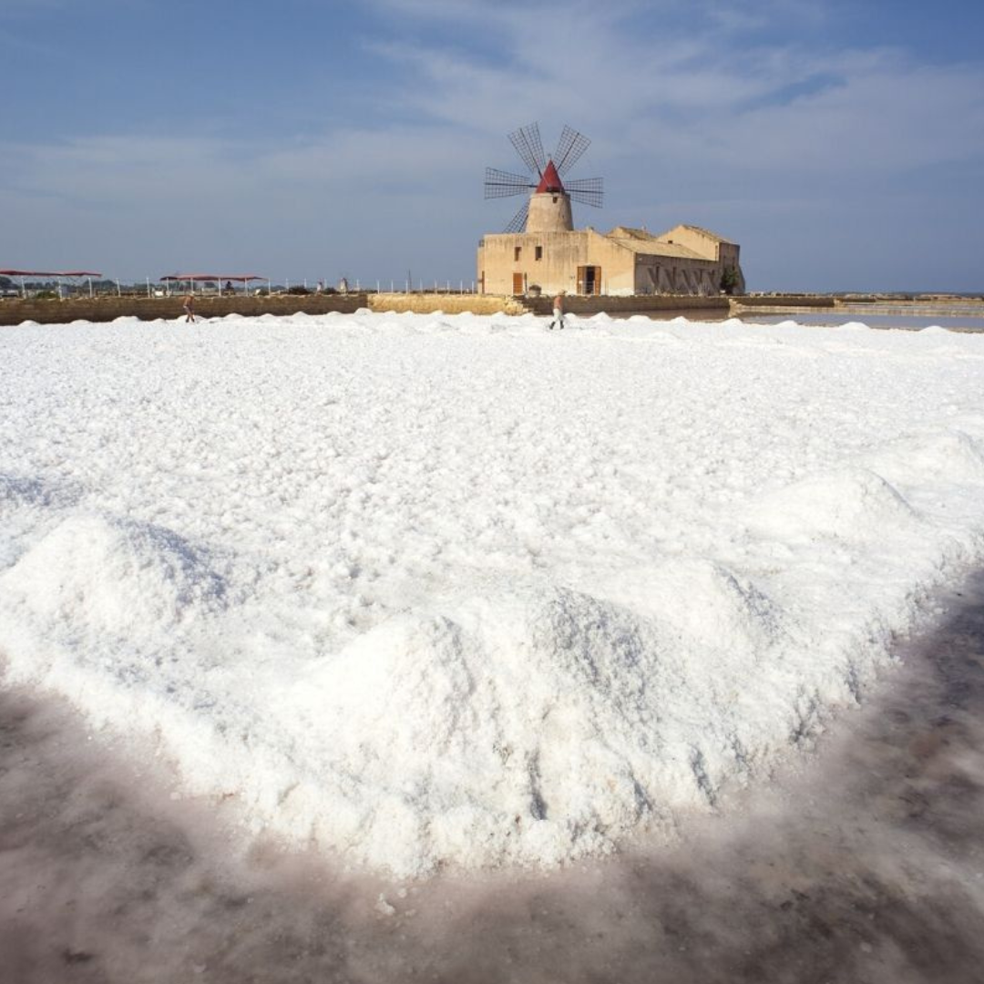 Sea salt from Trapani uses the salt extraction technique, adopted in the Trapani saltworks, is based on the spontaneous evaporation of sea water.