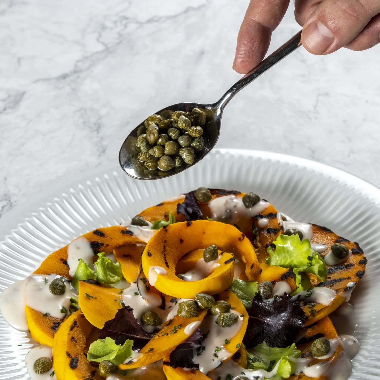 Jar of Fratelli D'Amico capers in vinegar n.9, 19.8 oz (560 g) – Italian capers preserved in vinegar, product of Italy.