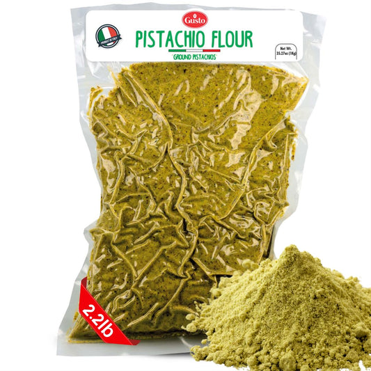 1 kg (2.2 lb) bag of Gusto Etna pistachio flour, made from finely ground pistachios, vacuum-sealed packaging, with a small pile of light green flour in front