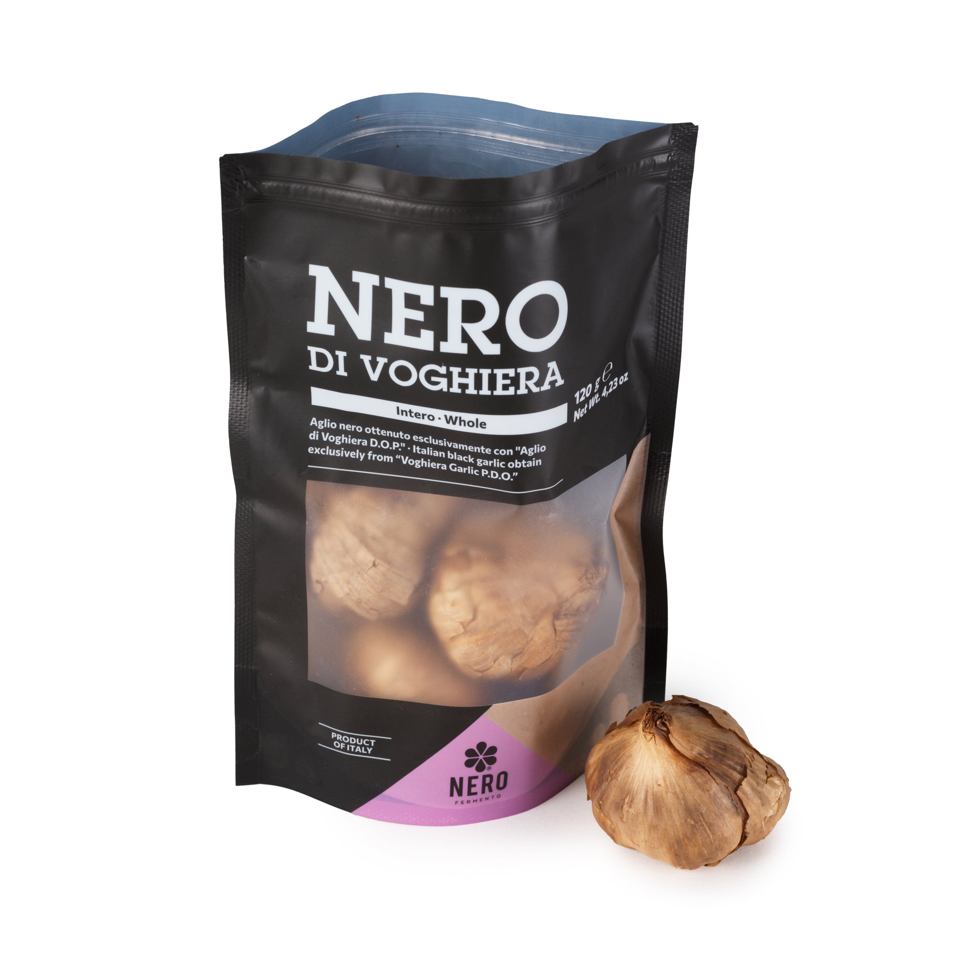  Nero di Voghiera garlic package with two garlic bulbs on a white background