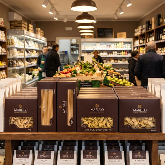 Exhibición de pasta artesanal Marulo corte bronce en estantería de tienda gourmet